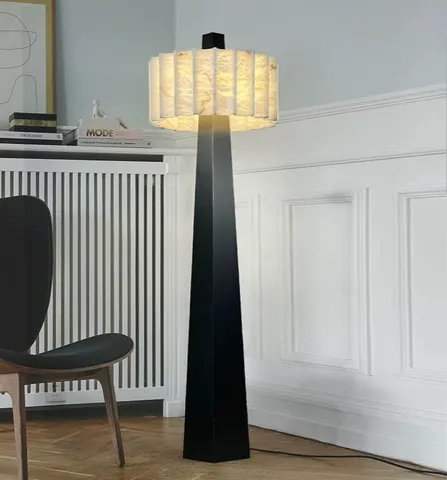 Lampadaire en albâtre Ain, pied noir, abat-jour d'albâtre