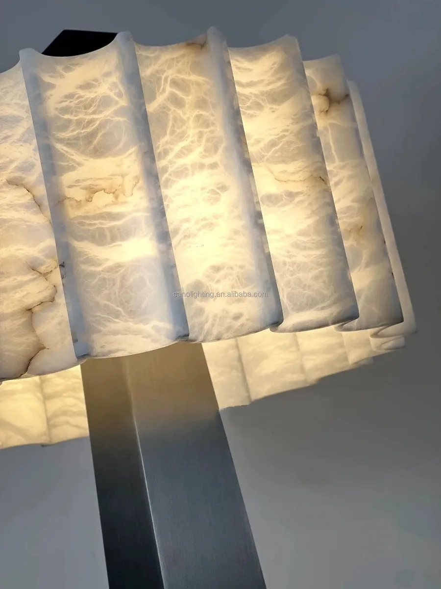 Lampadaire en albâtre Ain, pied noir, abat-jour d'albâtre, vue 2 sur 6