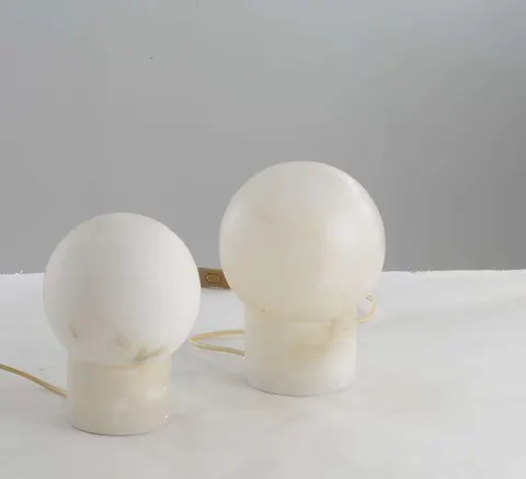 Lampe en albâtre Tarazed, sphère sur socle
