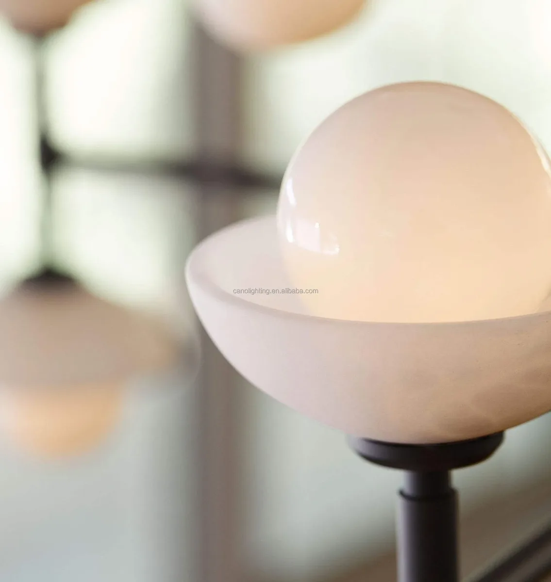 Lustre en albâtre Hamal, à bras et coupoles, vue 5 sur 6