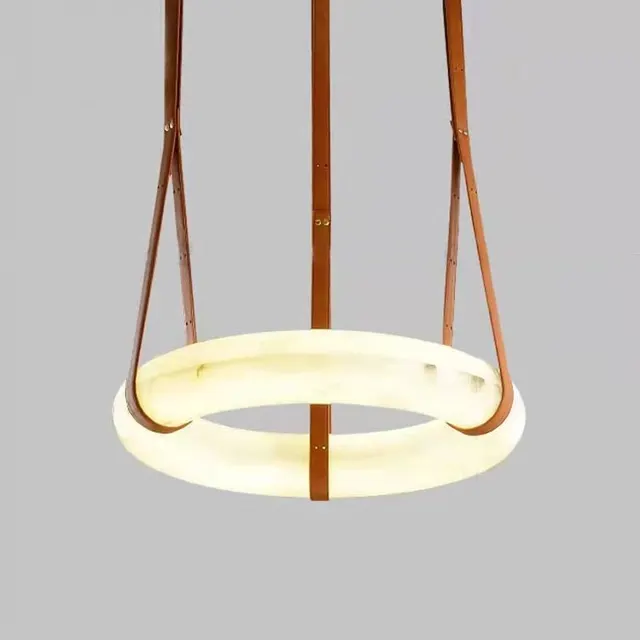 Suspension en albâtre Carène, anneau à sangles de cuir