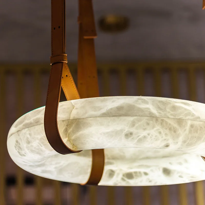 Suspension en albâtre Carène, anneau à sangles de cuir, vue 2 sur 6