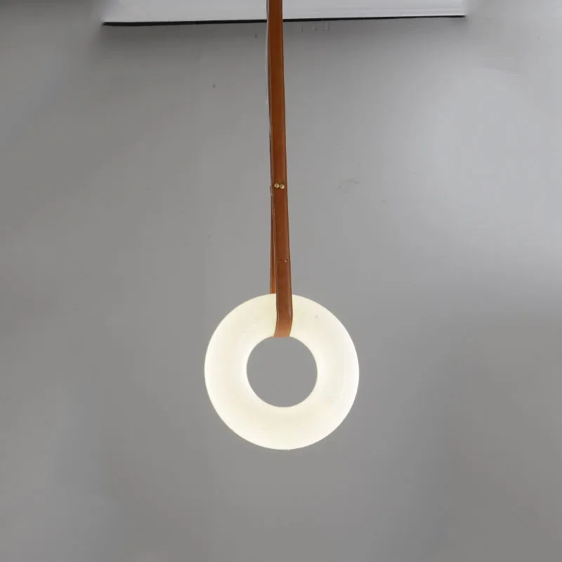 Suspension en albâtre Carène, anneau à sangles de cuir, vue 3 sur 6