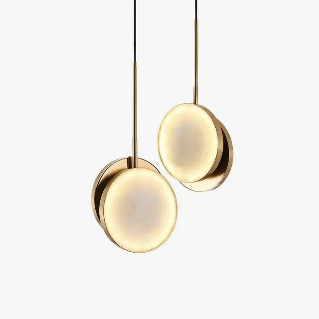 Suspension en albâtre Cassiopée, lune cerclée de laiton