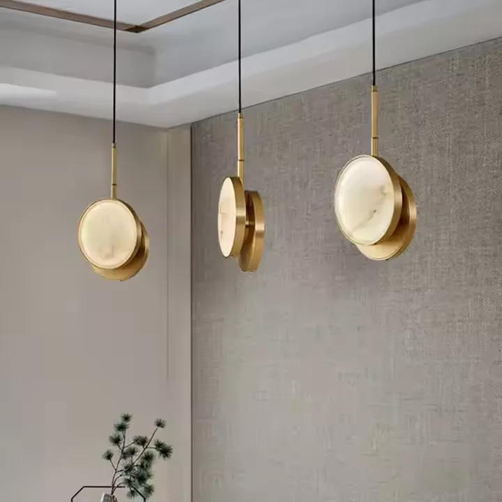 Suspension en albâtre Cassiopée, lune cerclée de laiton, vue 3 sur 6