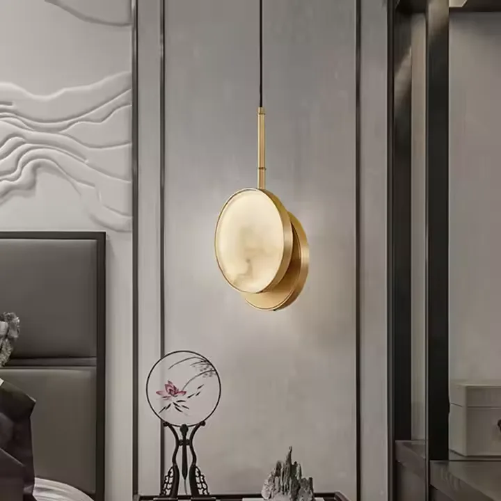 Suspension en albâtre Cassiopée, lune cerclée de laiton, vue 4 sur 6