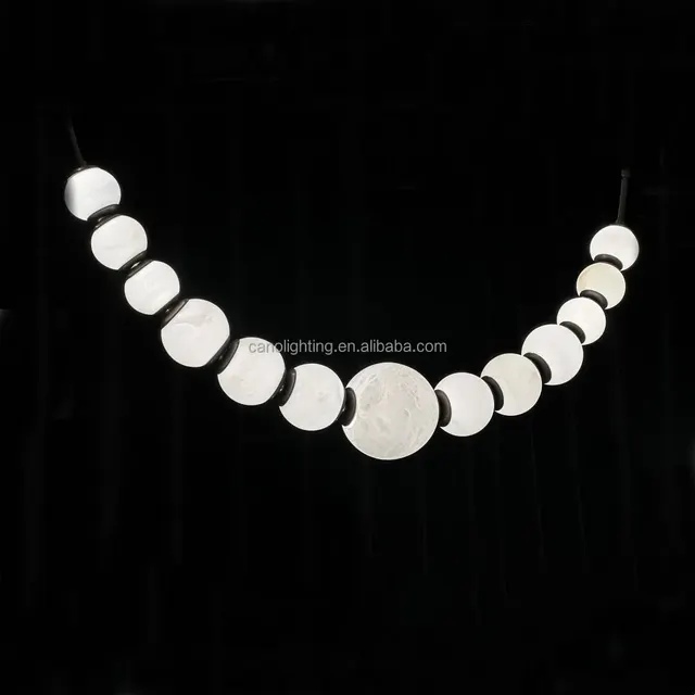 Suspension en albâtre Dauphin, collier de perles