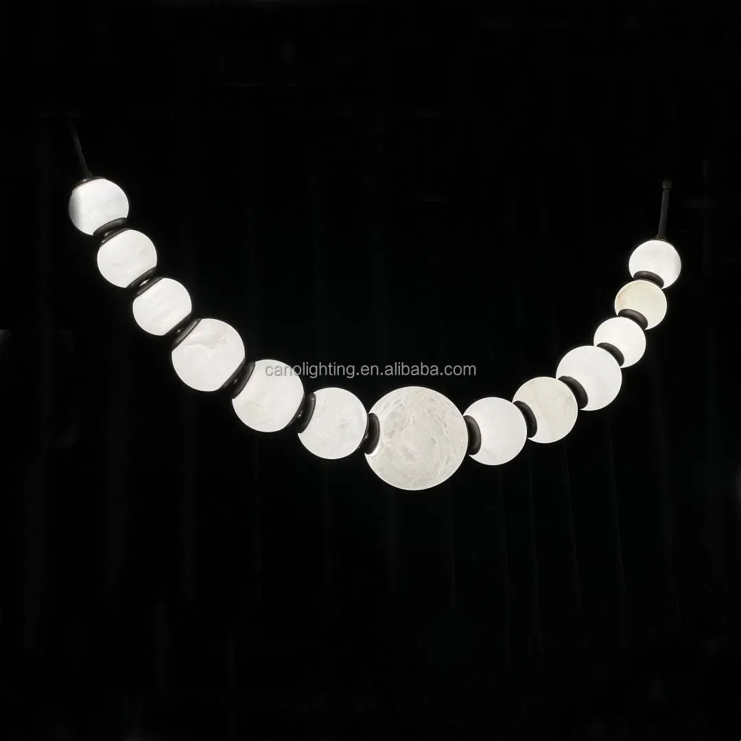 Suspension en albâtre Dauphin, collier de perles