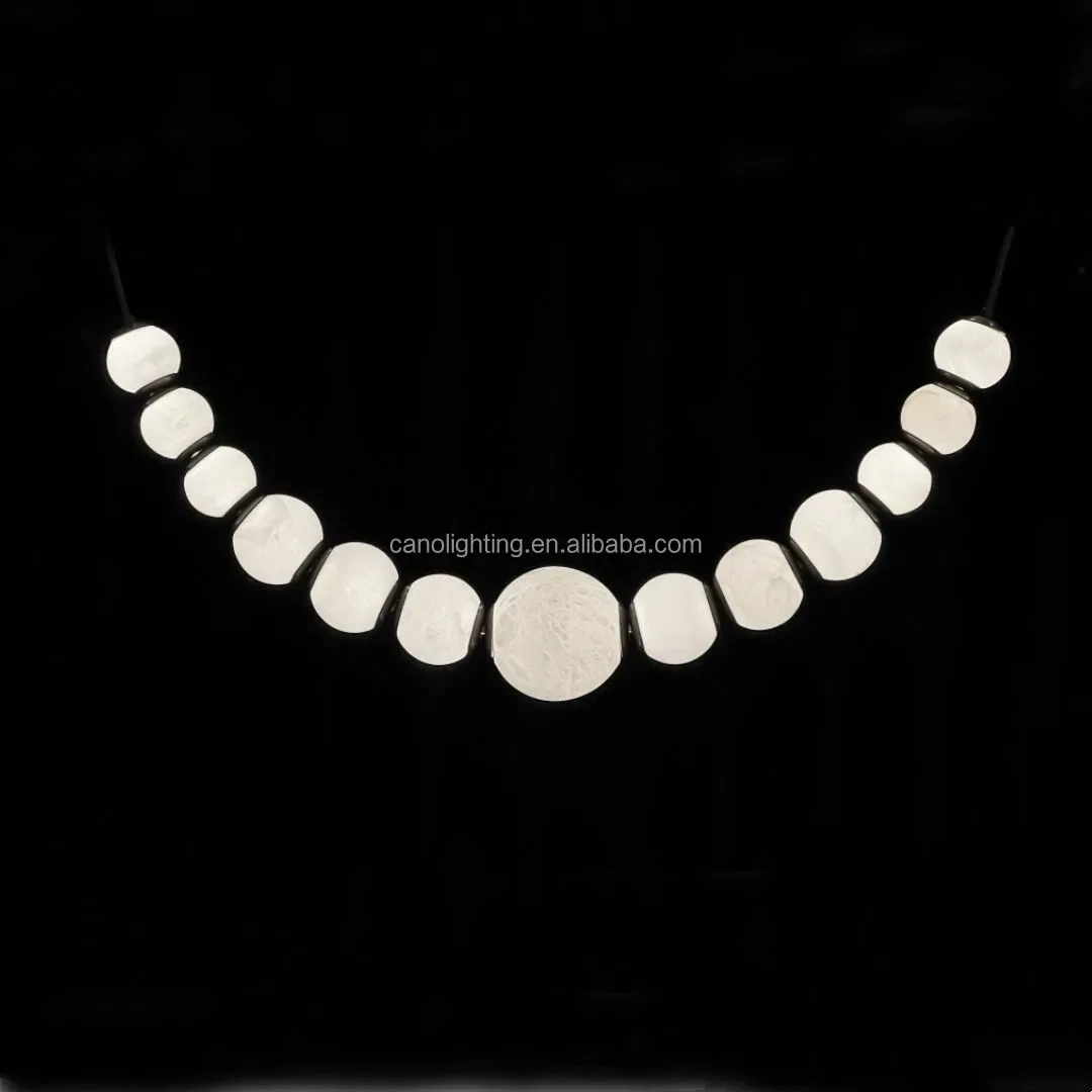 Suspension en albâtre Dauphin, collier de perles, vue 2 sur 6