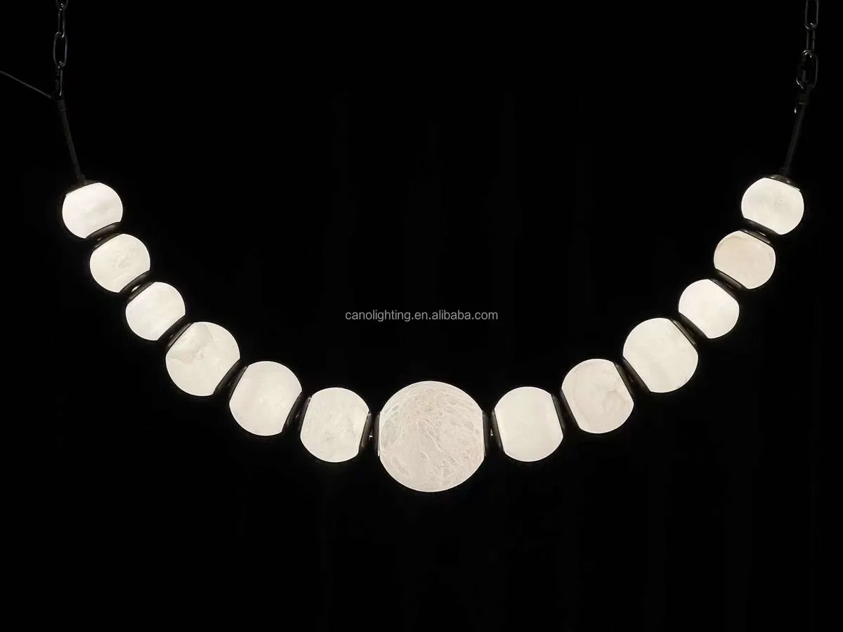 Suspension en albâtre Dauphin, collier de perles, vue 3 sur 6