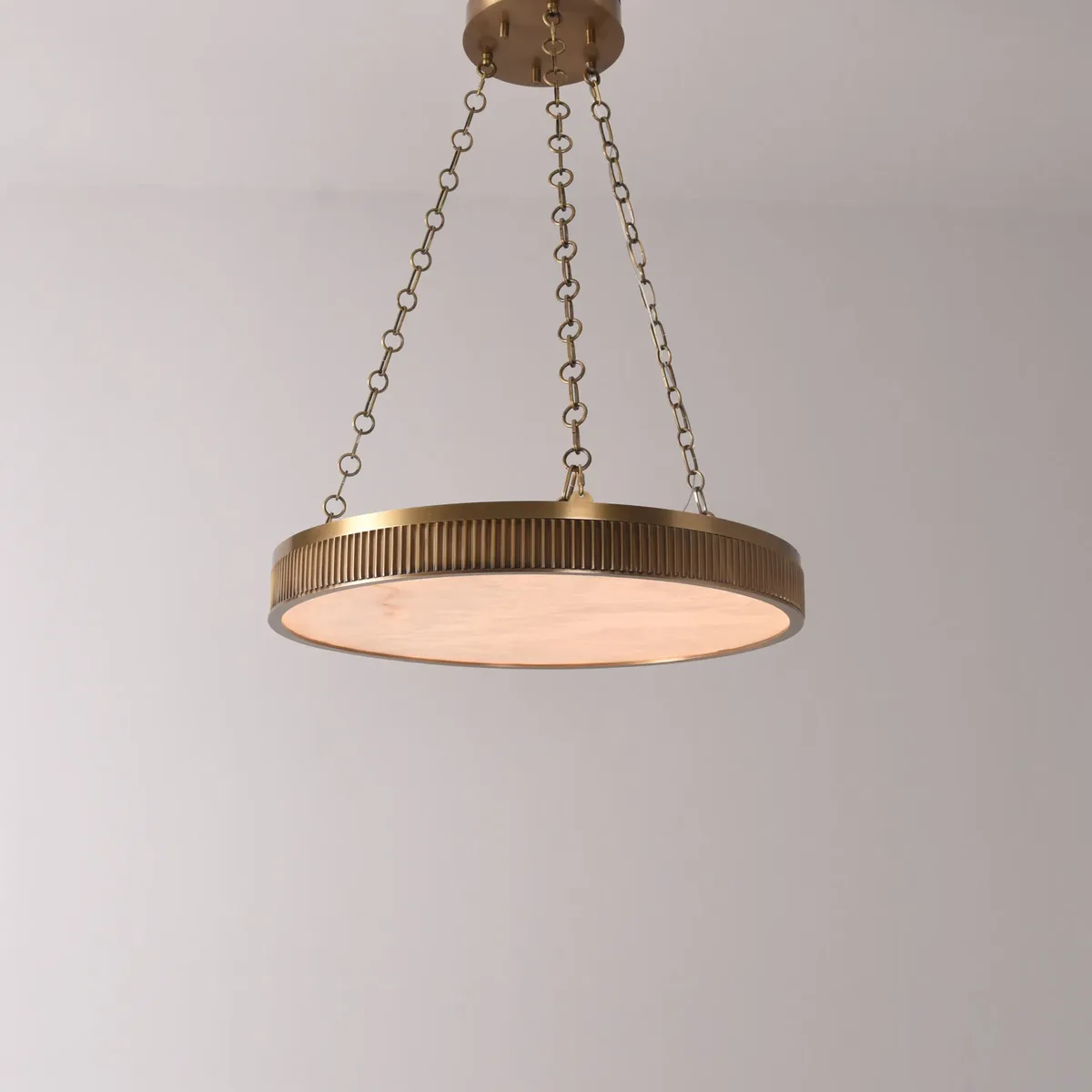 Suspension en albâtre Pollux, vasque cerclée de laiton, vue 6 sur 6