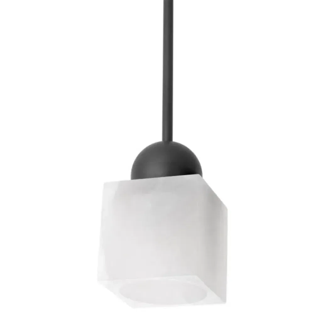 Suspension en albâtre Véga, cube et boule de laiton, vue 5 sur 6